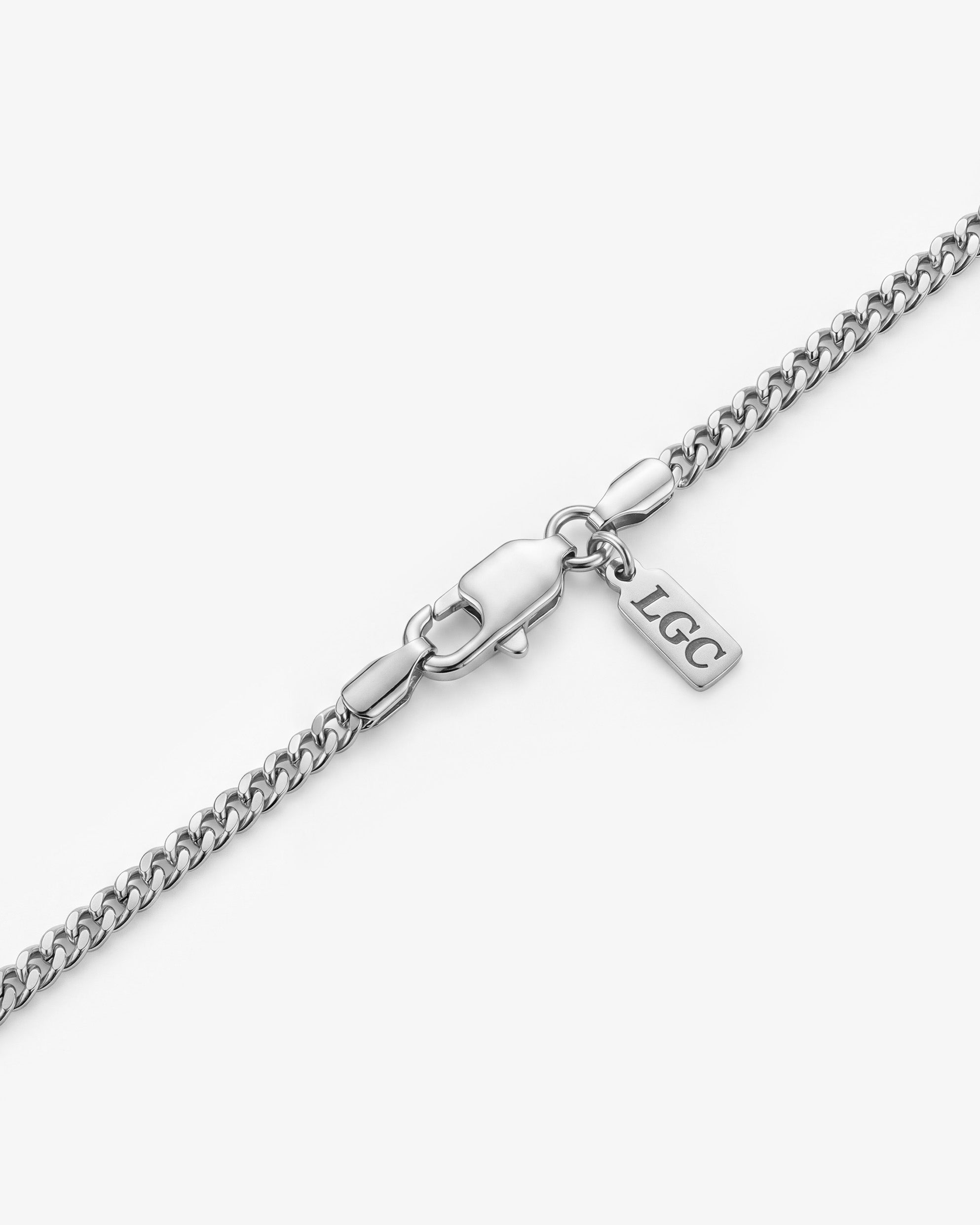 Close up of a minimalist 3 mm silver Cuban link chain